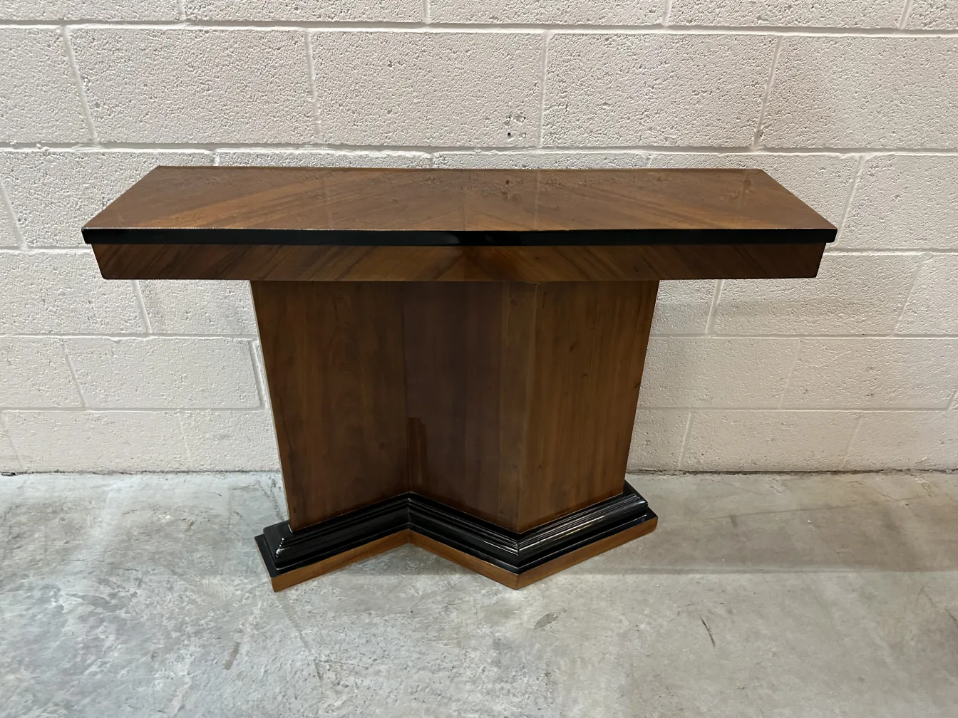 Due consolle antiche con design decorativo in un ambiente neutro.