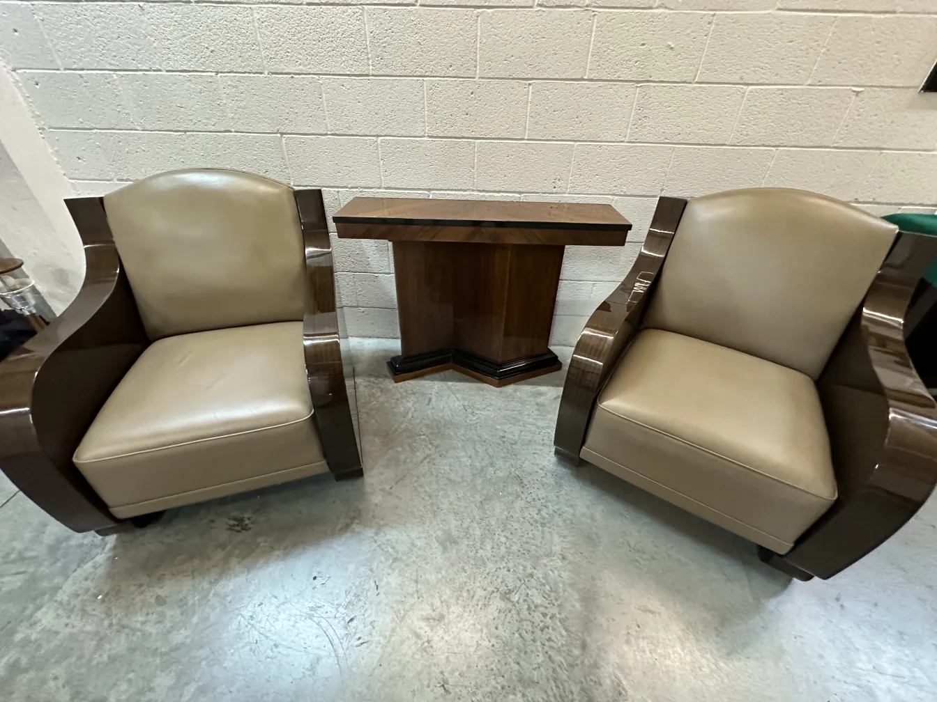 duas consolas antigas em um ambiente elegante com cadeiras