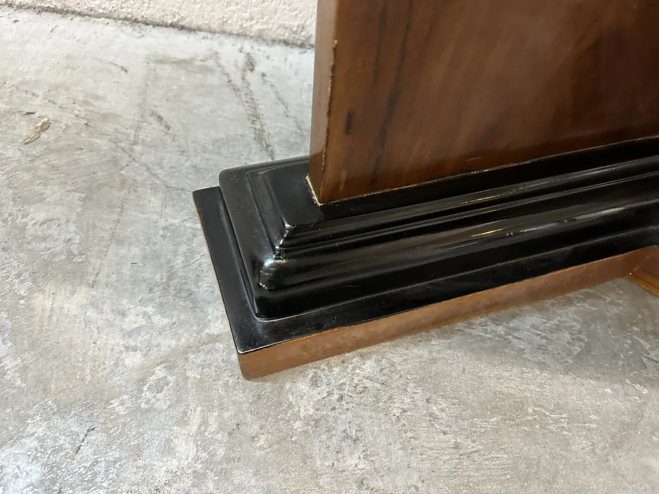 zwei antike Konsolentische mit eleganter Ausführung