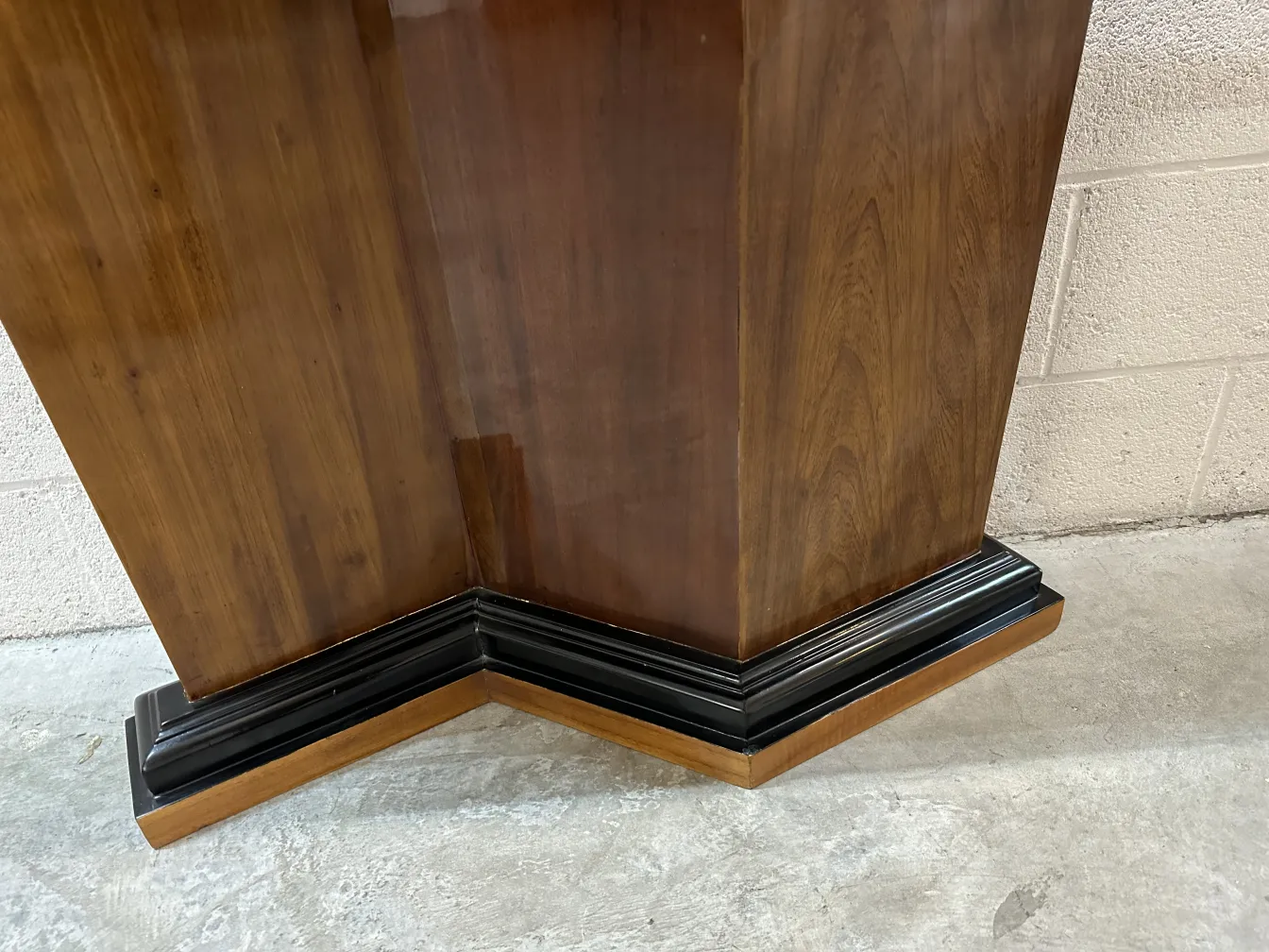 दो प्राचीन कंसोल में आकर्षक फिनिश एक तटस्थ सेटिंग में।