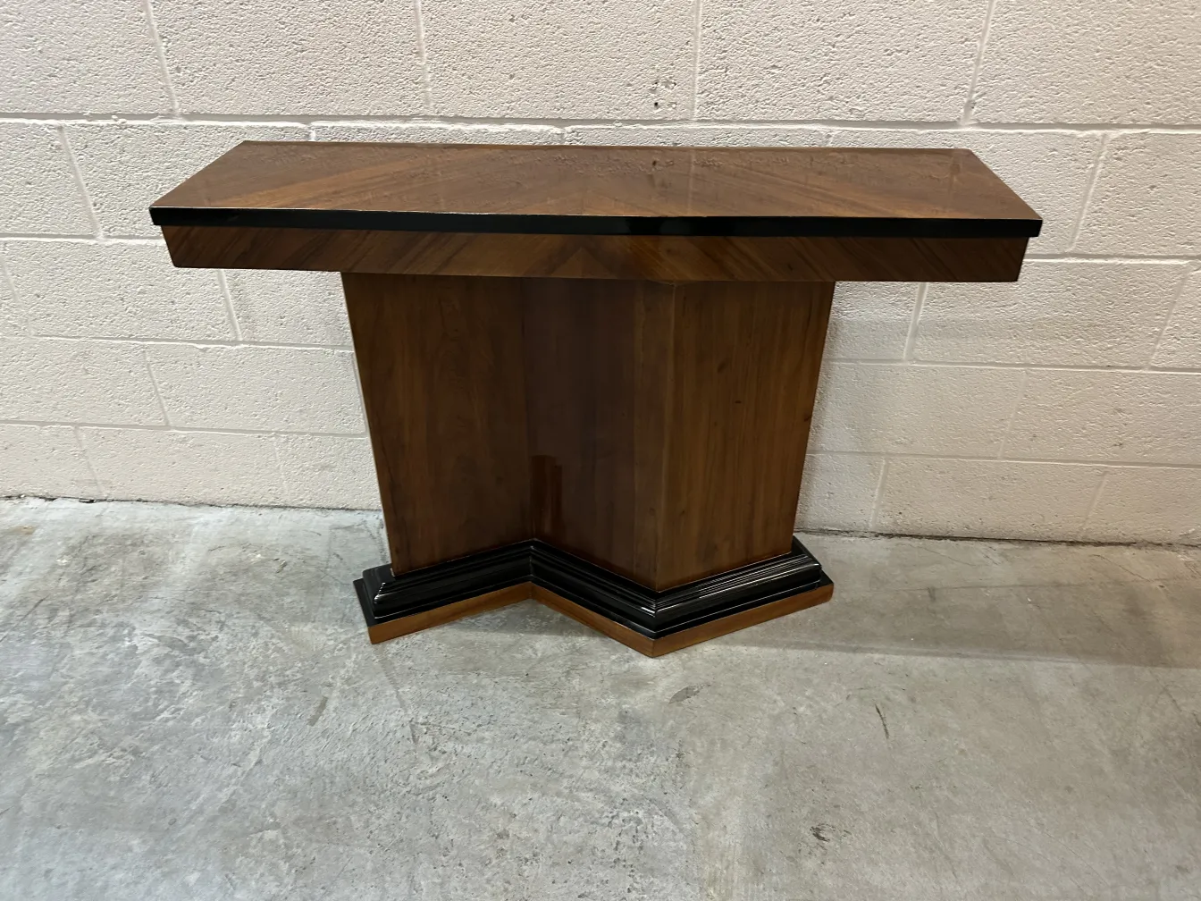 Antigo conjunto de 2 consoles decorativas com design elegante. Colocadas em um ambiente neutro.