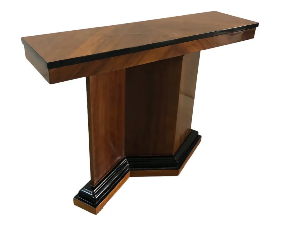 Duas consoles antigas com design elegante em um ambiente clássico