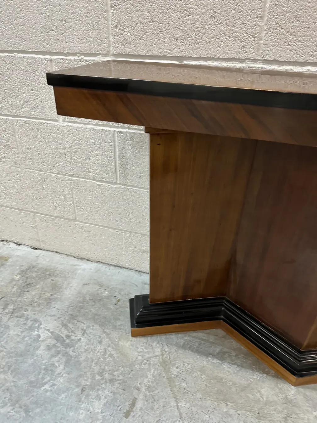 Vue de deux consoles antiques dans un cadre neutre