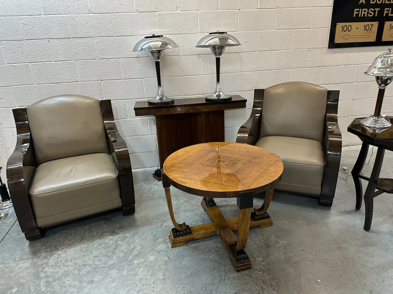 deux consoles antiques dans un cadre chaleureux