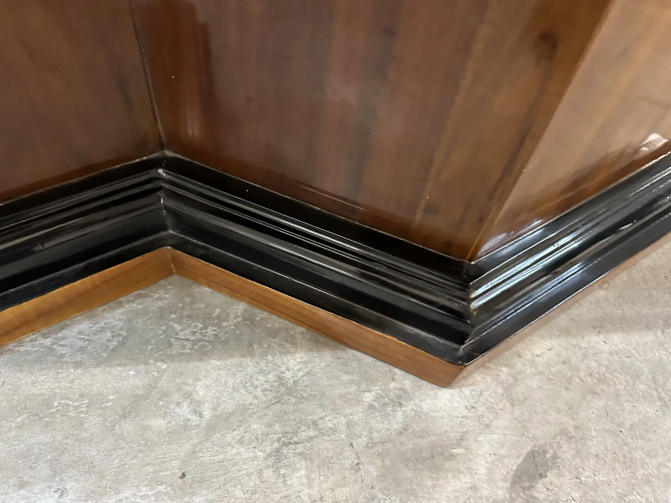 zwei antike Konsolentische in der Ecke mit dekorativen Details