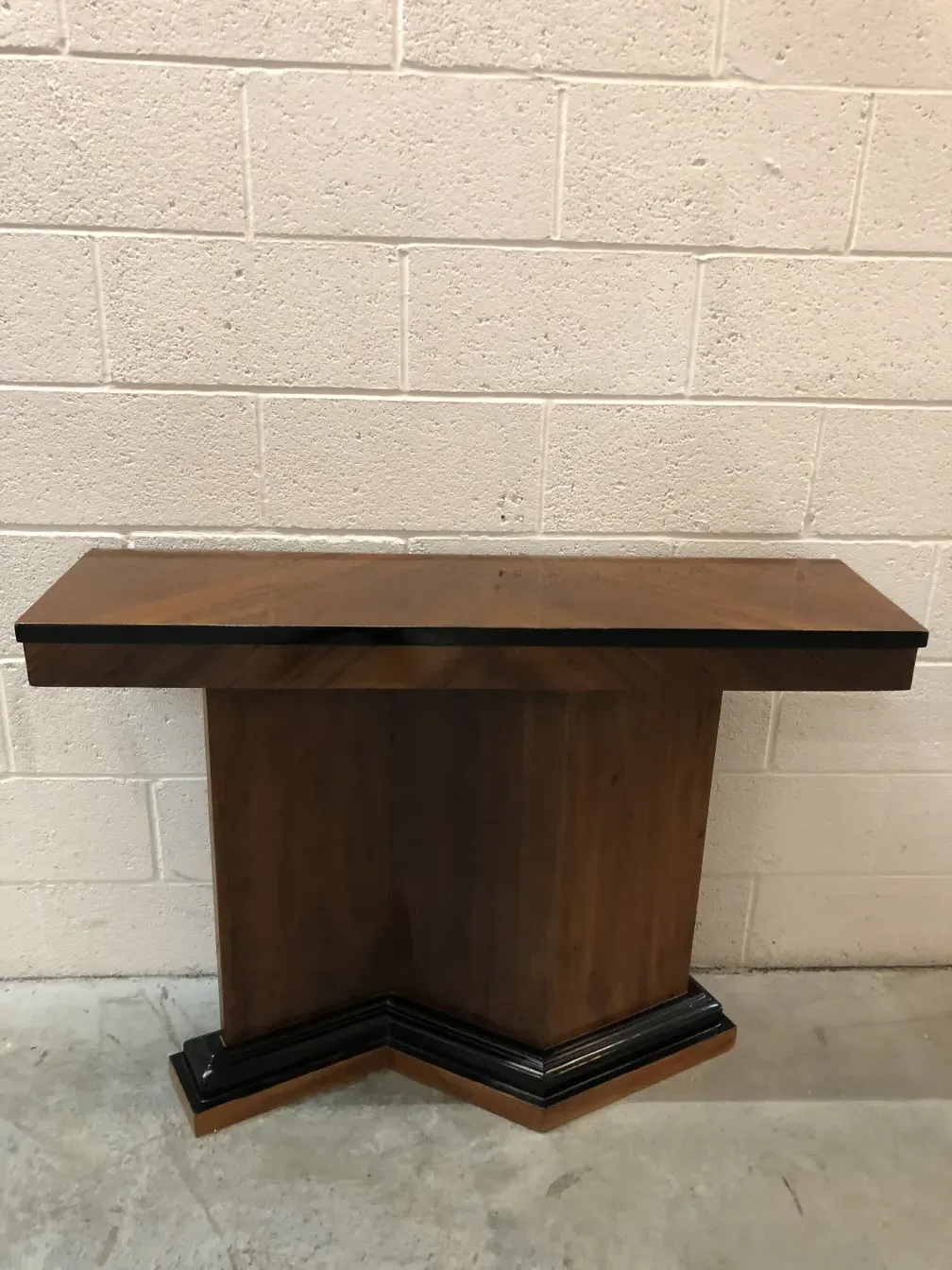 दो प्राचीन कंसोल टेबल, परंपरागत और आकर्षक डिज़ाइन के साथ।