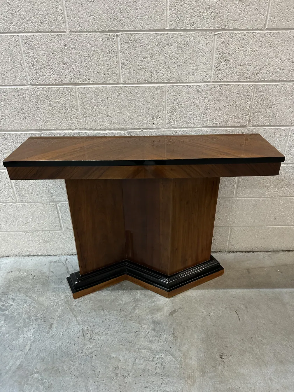 zwei antike Konsolen mit elegantem Design in modernem Umfeld