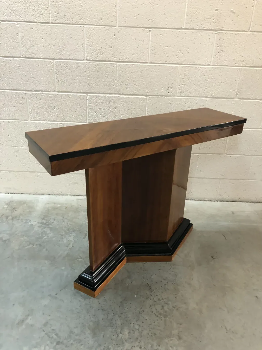 2 consolas antiguas con detalles elegantes y formas distintivas en un ambiente claro