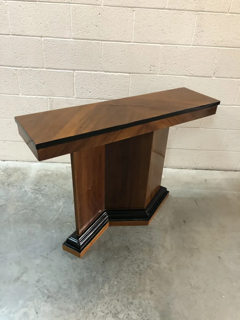 due console antiche con design elegante in un ambiente neutro