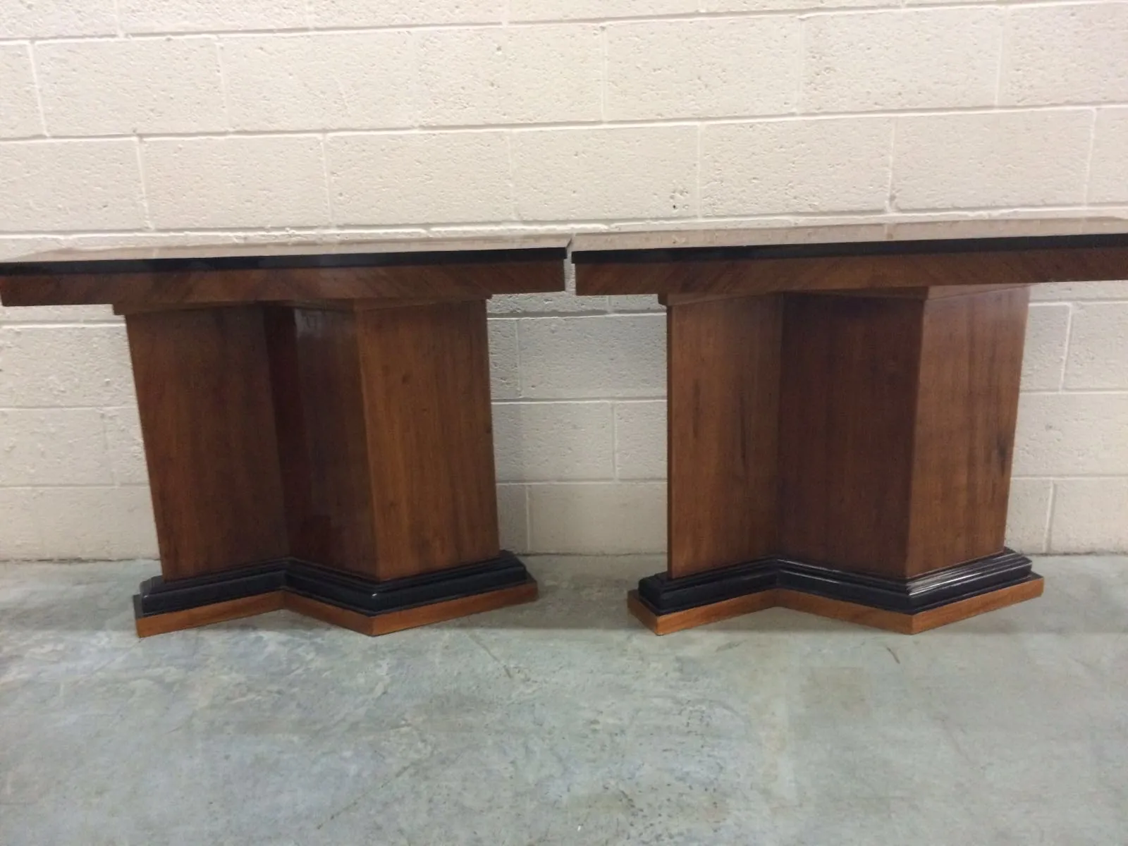 Dos consolas antiguas con base sólida y diseño elegante