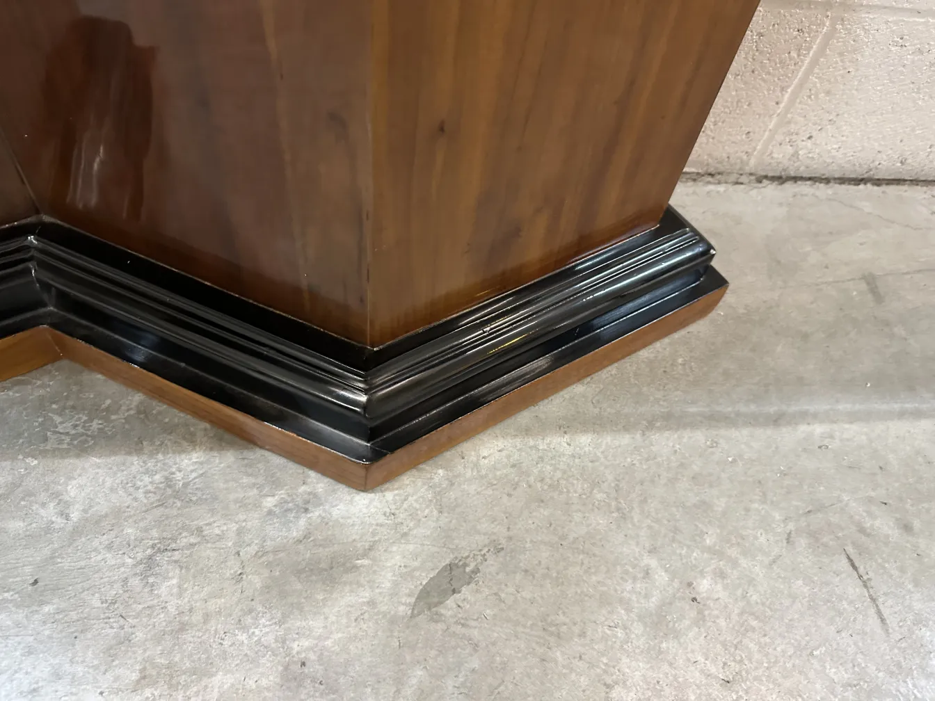 cantos de duas consoles antigas em um ambiente neutro