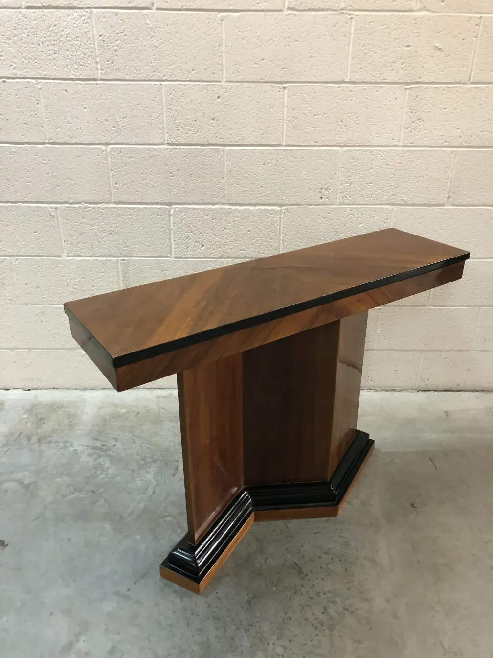 Duas consolas antigas com design elegante e moderno, em um ambiente minimalista.