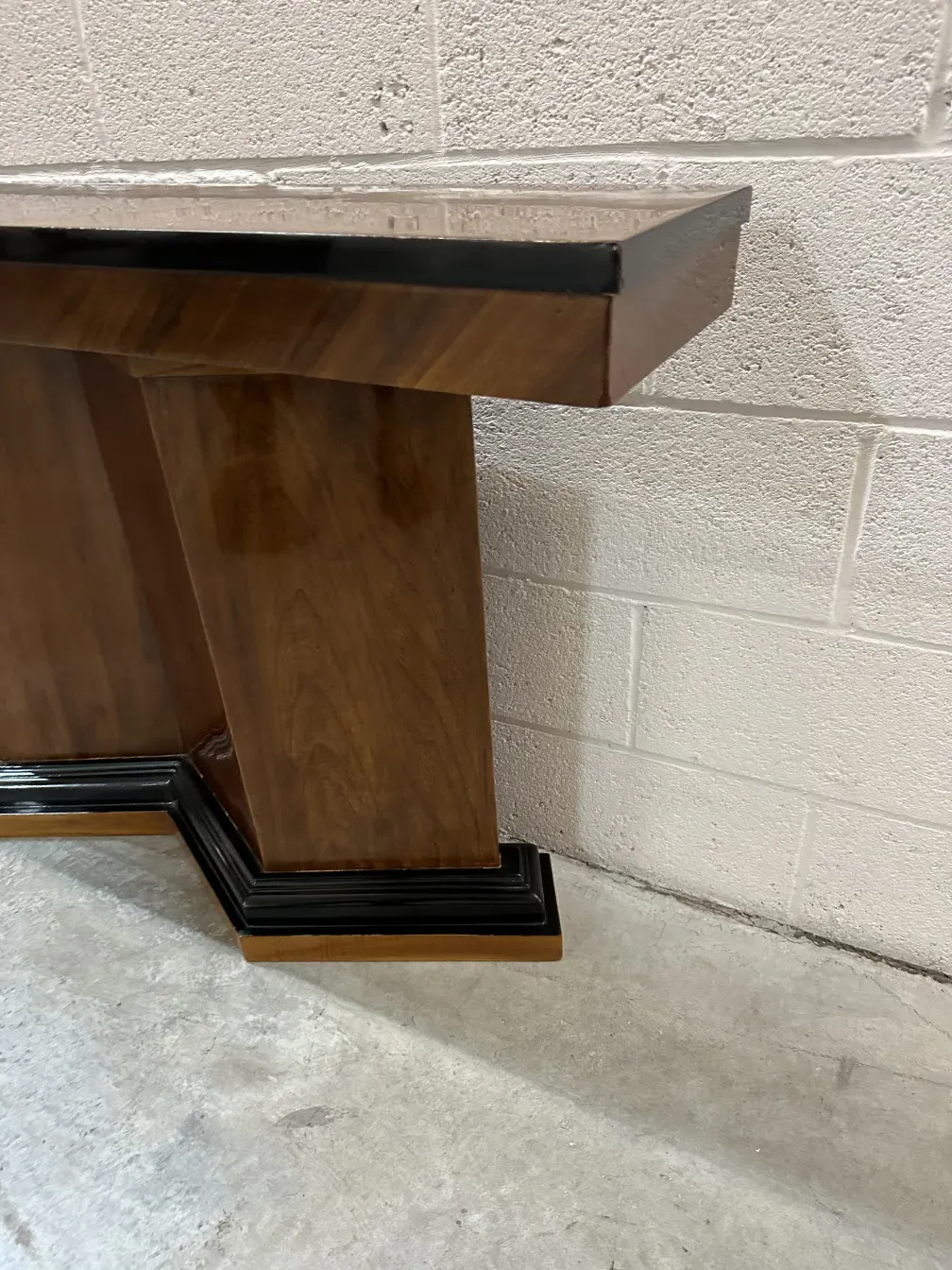 dos consolas antiguas con un acabado elegante en un ambiente neutro