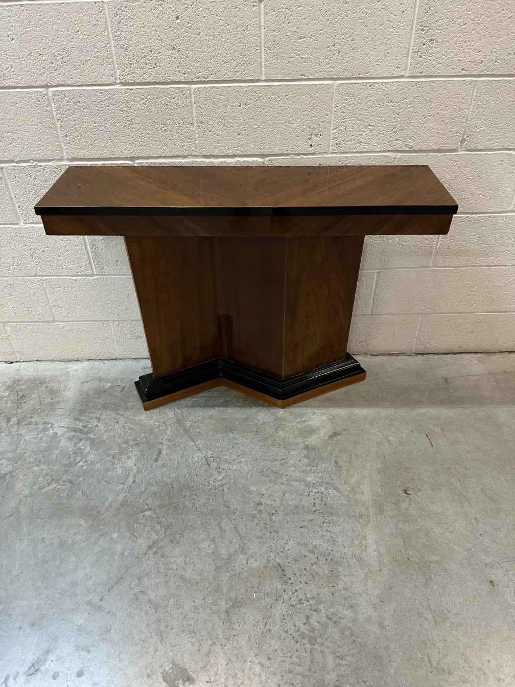 طاولتان قديمتان بوحدات تحكم بتصميم أنيق في بيئة بسيطة.