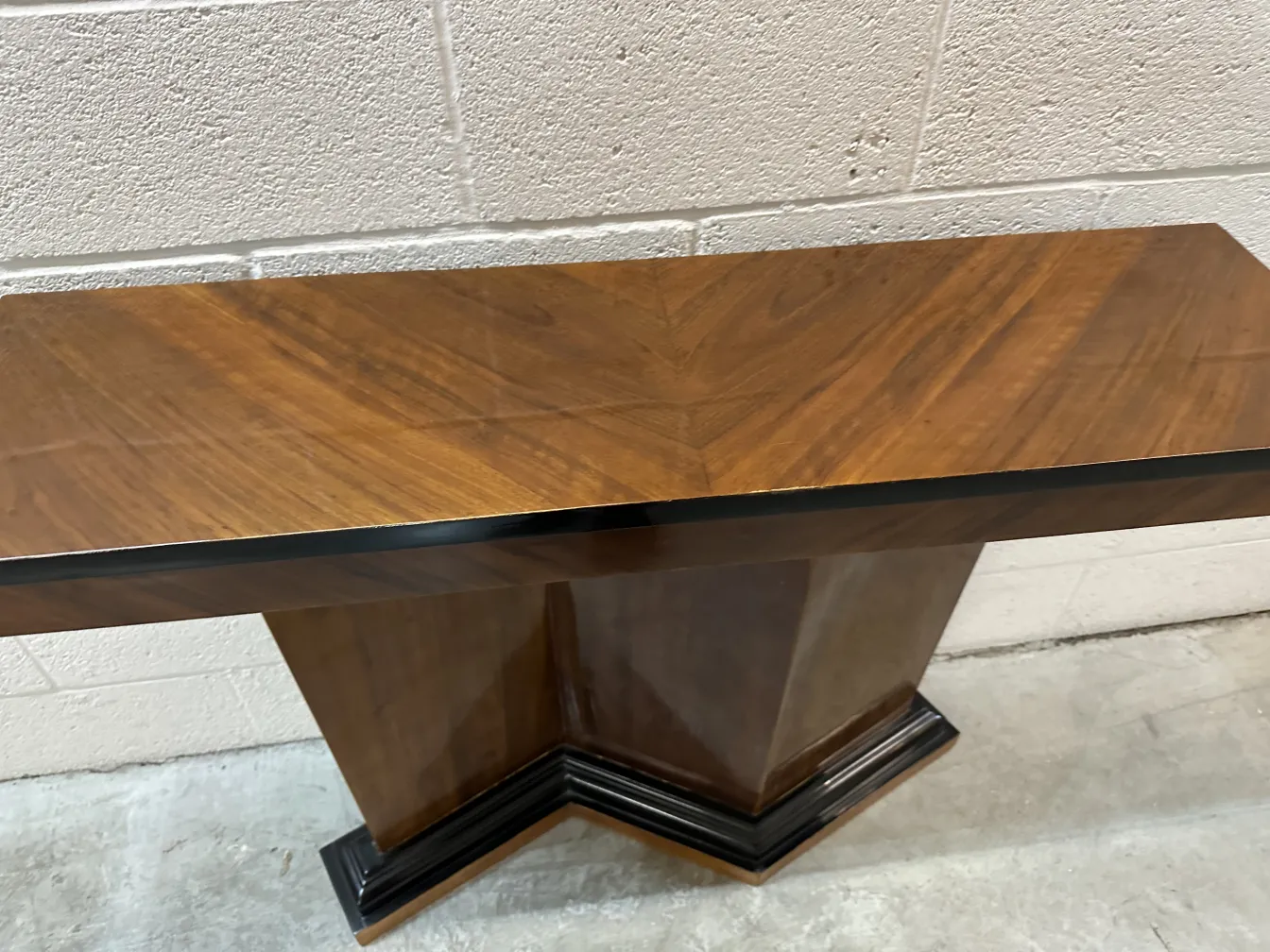 zwei antike Konsolentische mit elegantem Design