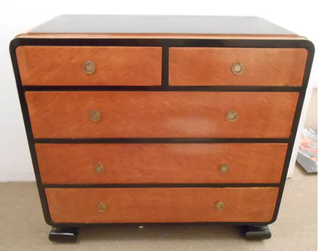 commode antique avec quatre tiroirs dans un environnement simple