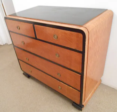 Commodes anciennes au design classique avec quatre tiroirs.