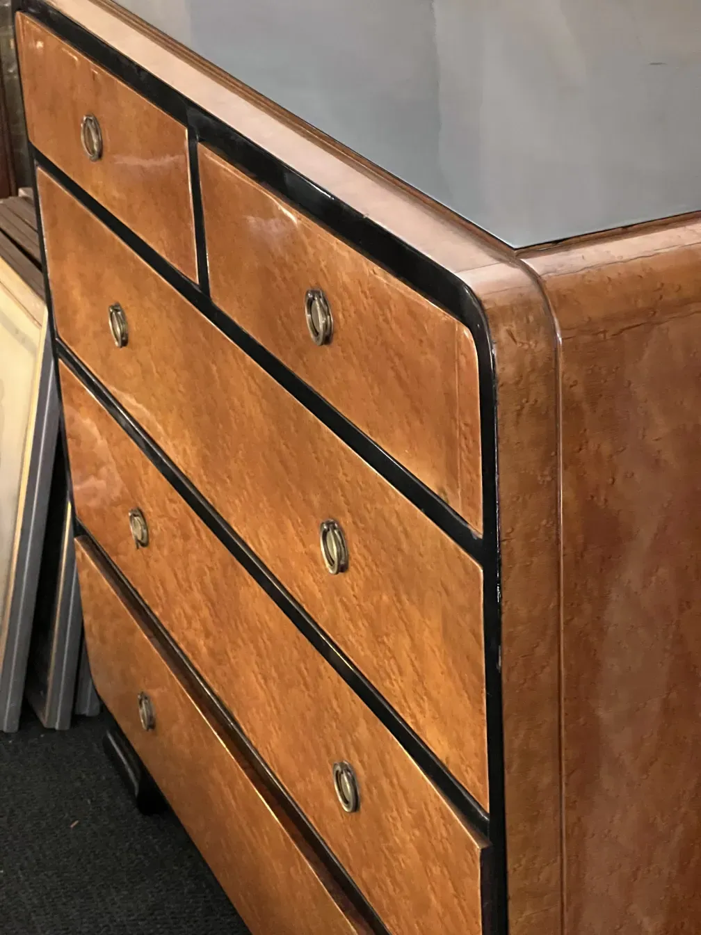 Cassettiera antica con maniglie in metallo e design elegante in un contesto classico