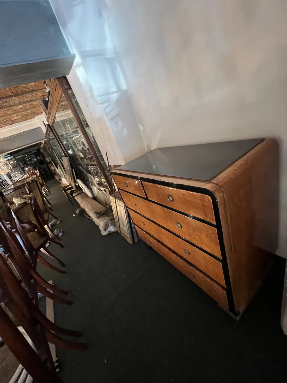 Antike Schublade mit mehreren Fächern und klassischer Verarbeitung in einem Antiquitäten Umfeld.