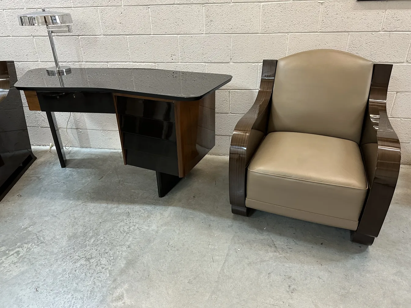 पुराने-डेस्क-चमकदार-सतह-और-लाइट।