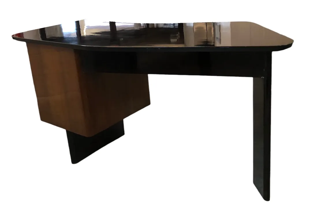 escritorio antiguo con superficie brillante y patas rectas