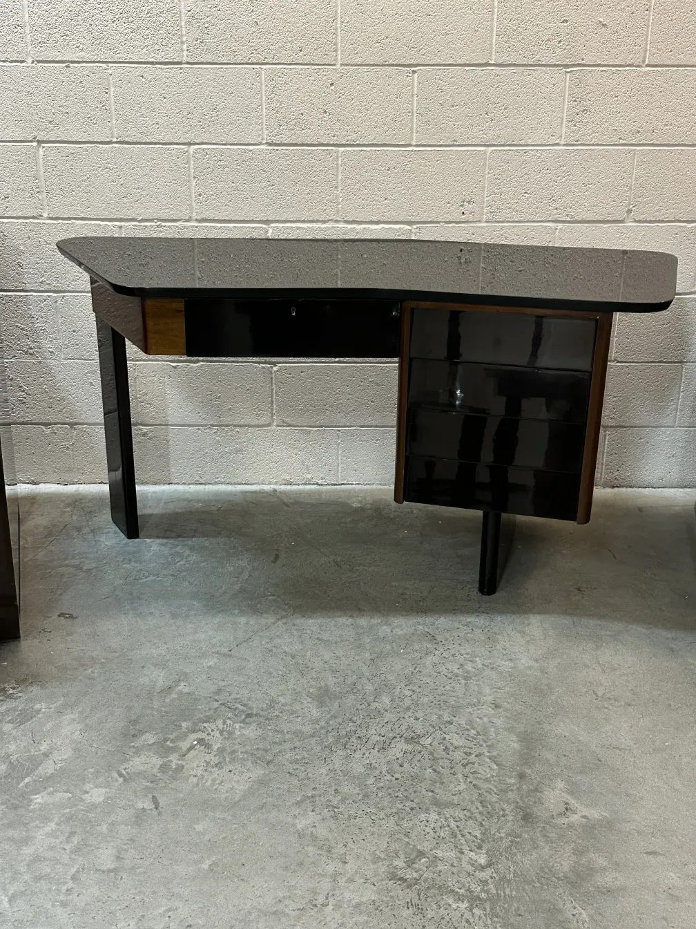 bureau ancien avec finition noire et deux tiroirs