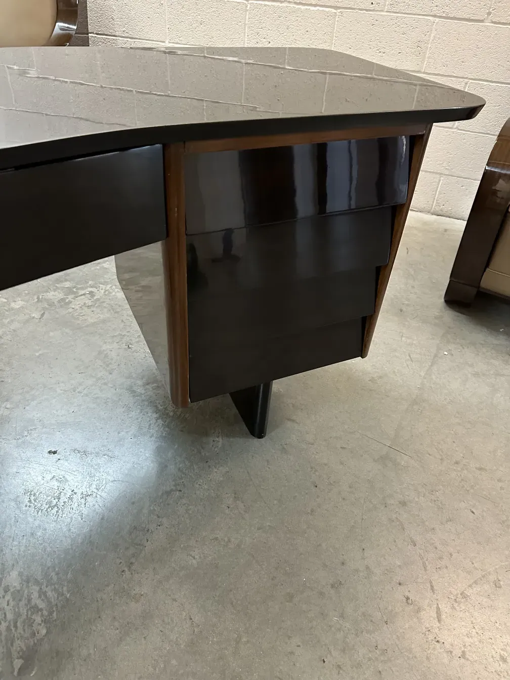 bureau ancien avec une finition polie et des détails subtils