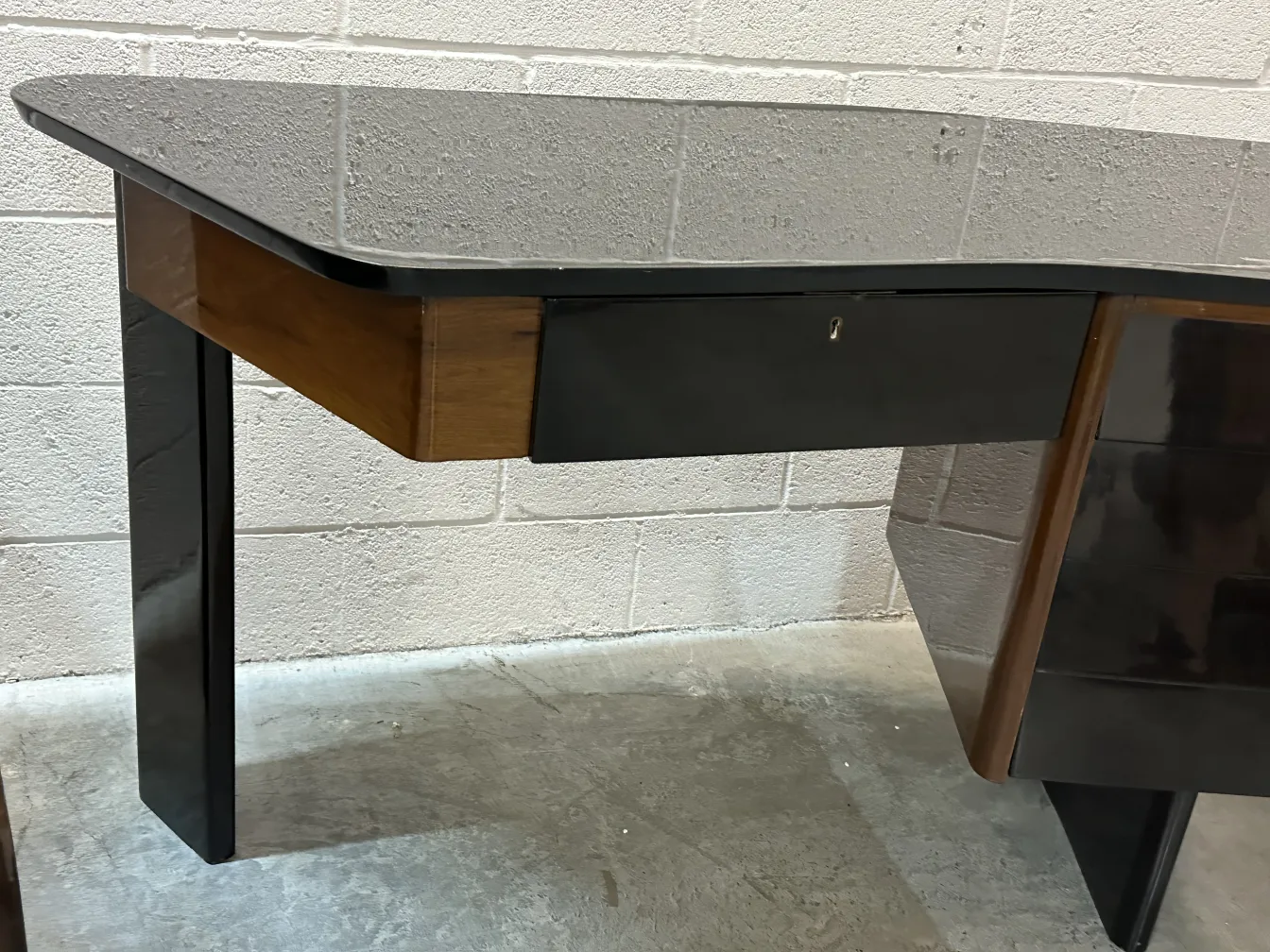 Vue latérale d'un bureau ancien avec un tiroir, style classique.