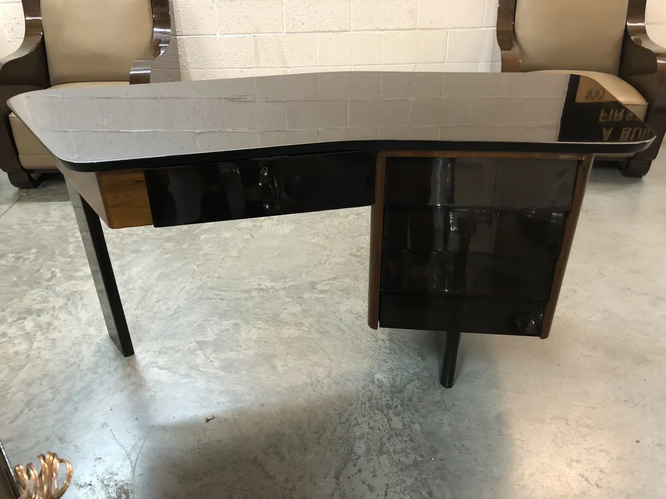 escritorio antigo com design único, cercado por outros móveis