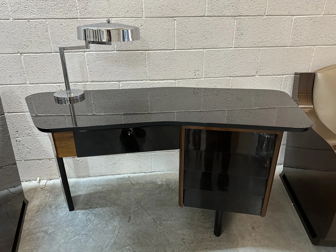 escritorio antiguo con forma elegante y lámpara moderna