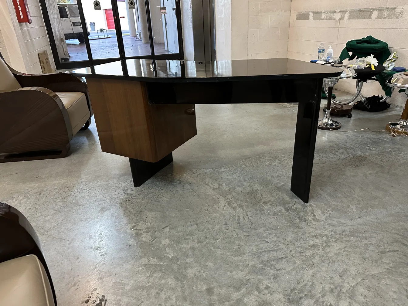 scrivania antica elegante con design e dettagli distintivi