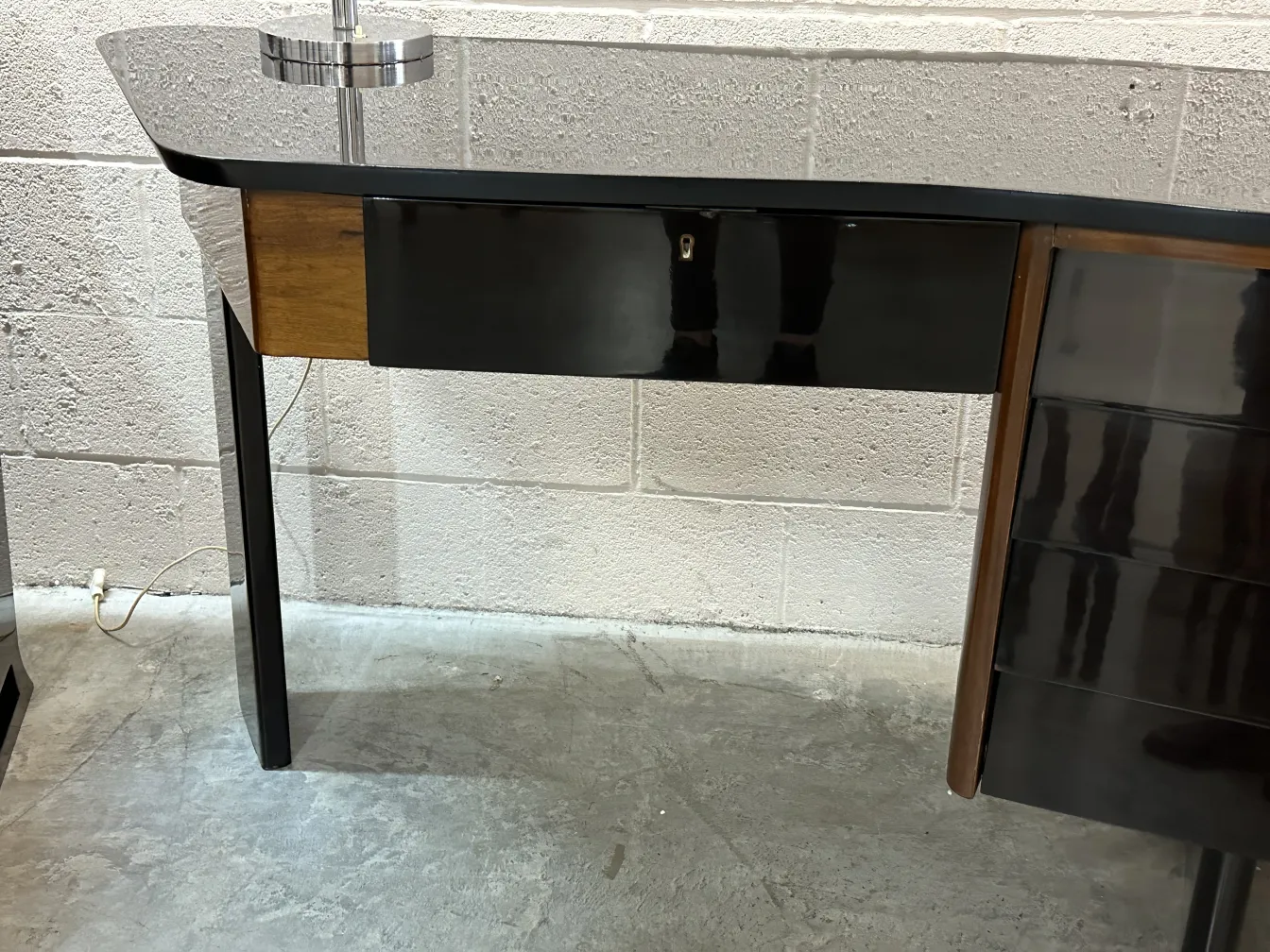 escritorio antiguo con diseño elegante y moderno