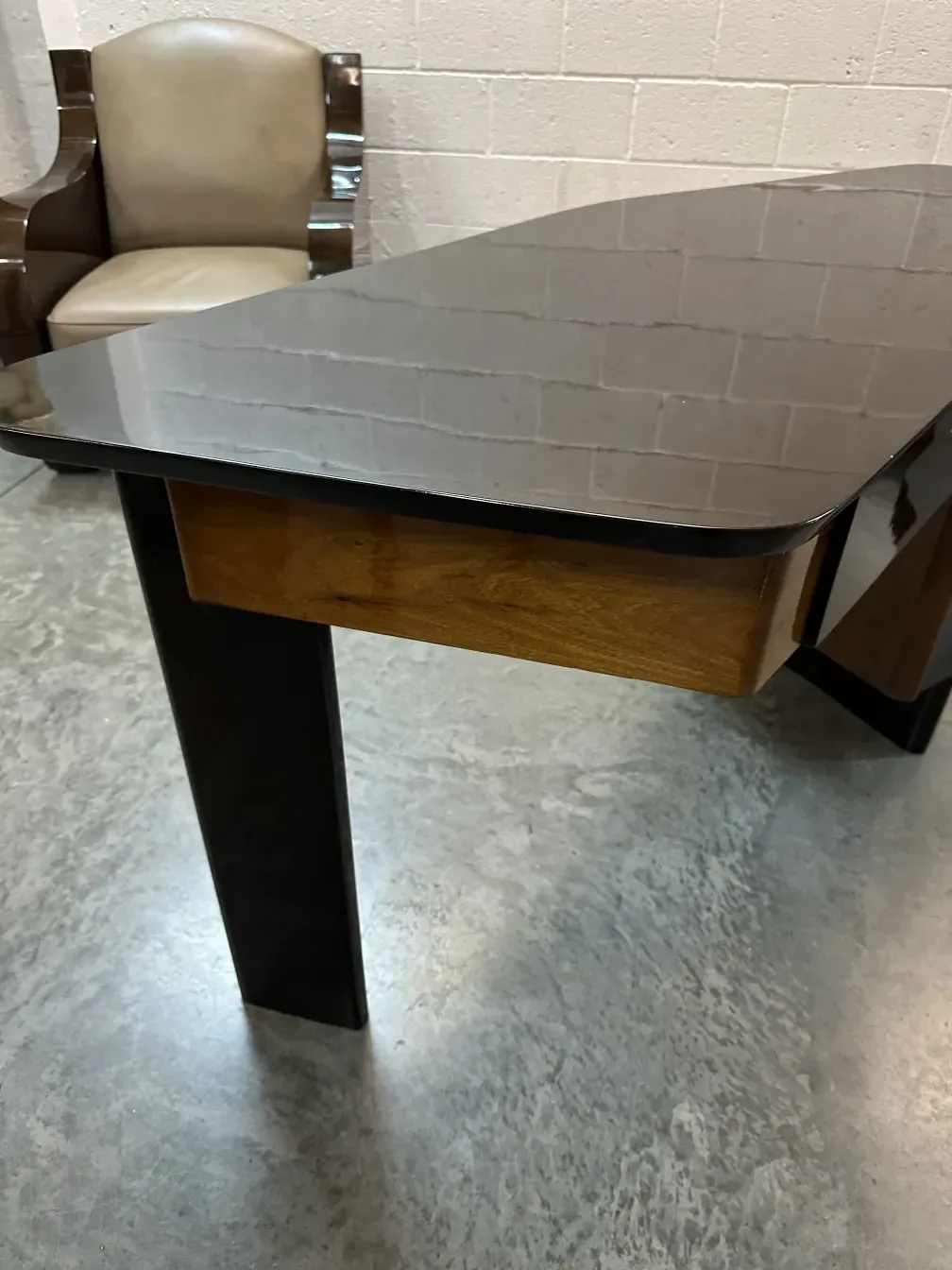 scrivania antica con design attraente in ambiente moderno