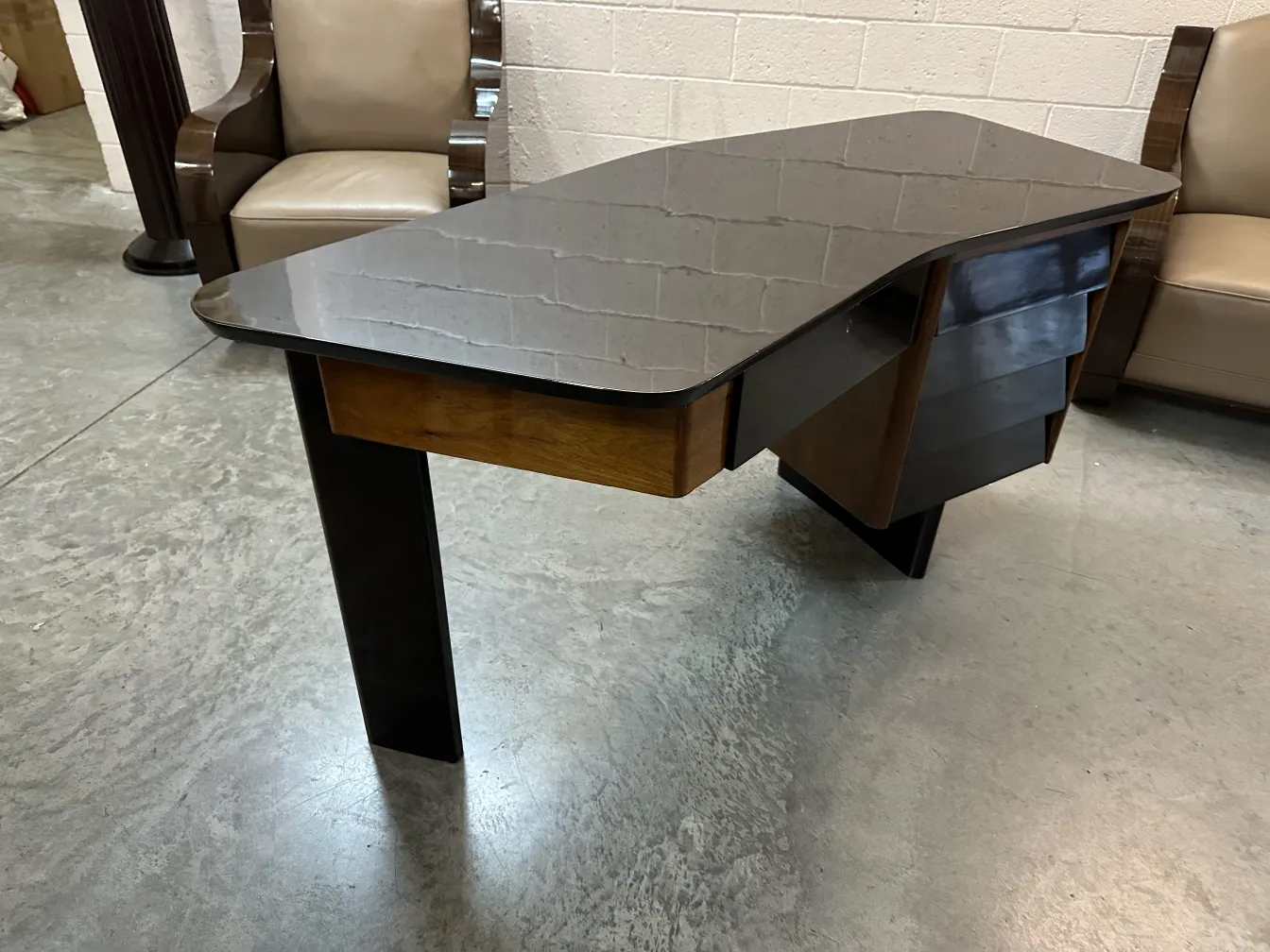 Una scrivania antica con un design morbido ed elegante, ideale per un ambiente di lavoro. Include un cassetto pratico.