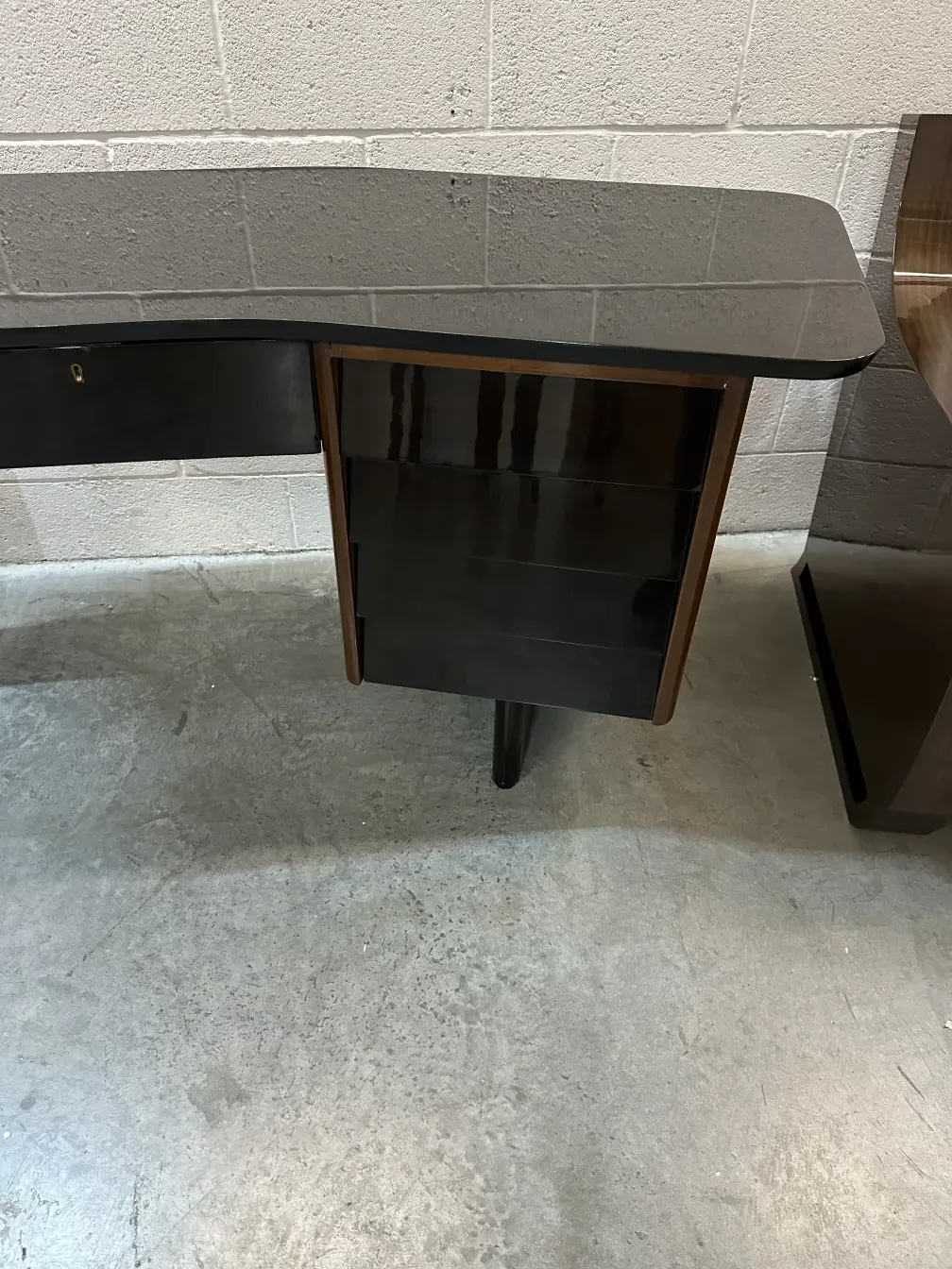 bureau ancien avec étagères et un design élégant dans un coin