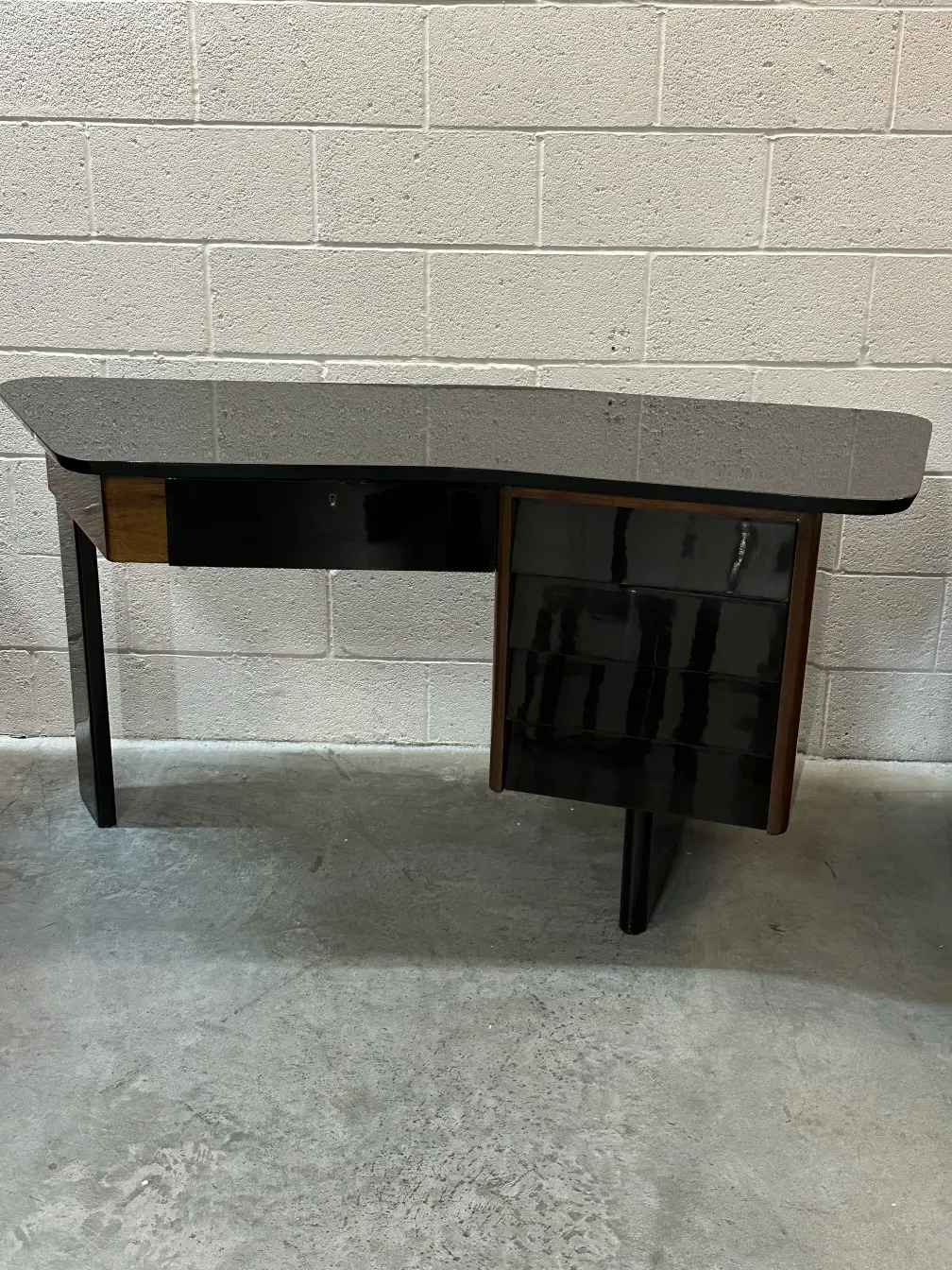 ancien bureau noir avec surface brillante dans un cadre minimaliste