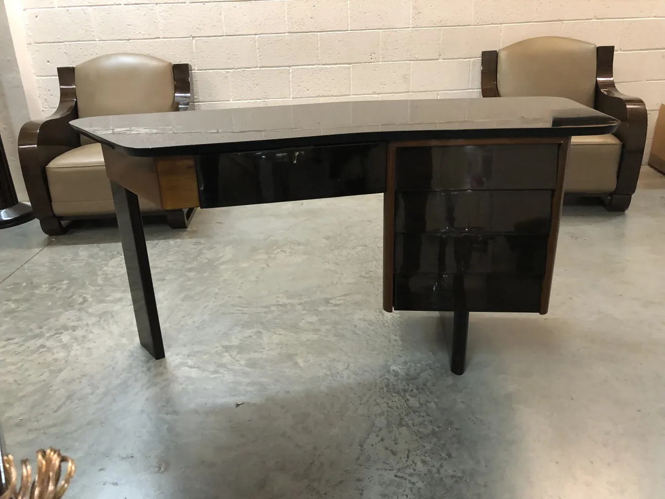 antik-schreibtisch-mit-gekrümmtem-design-und-zwei-schubladen-in-einer-minimalistischen-umgebung.