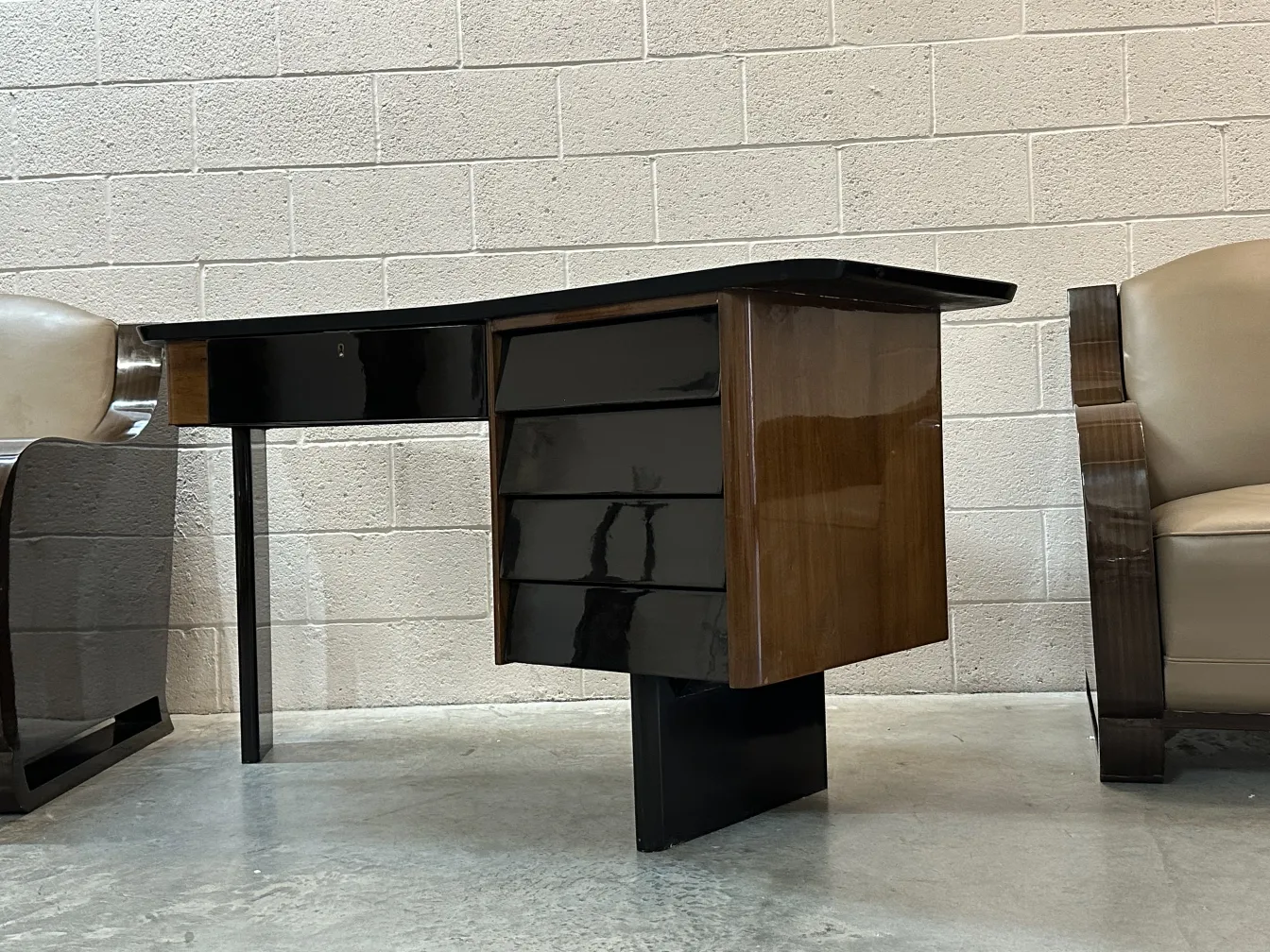 escritorio antigo com um design elegante e uma gaveta