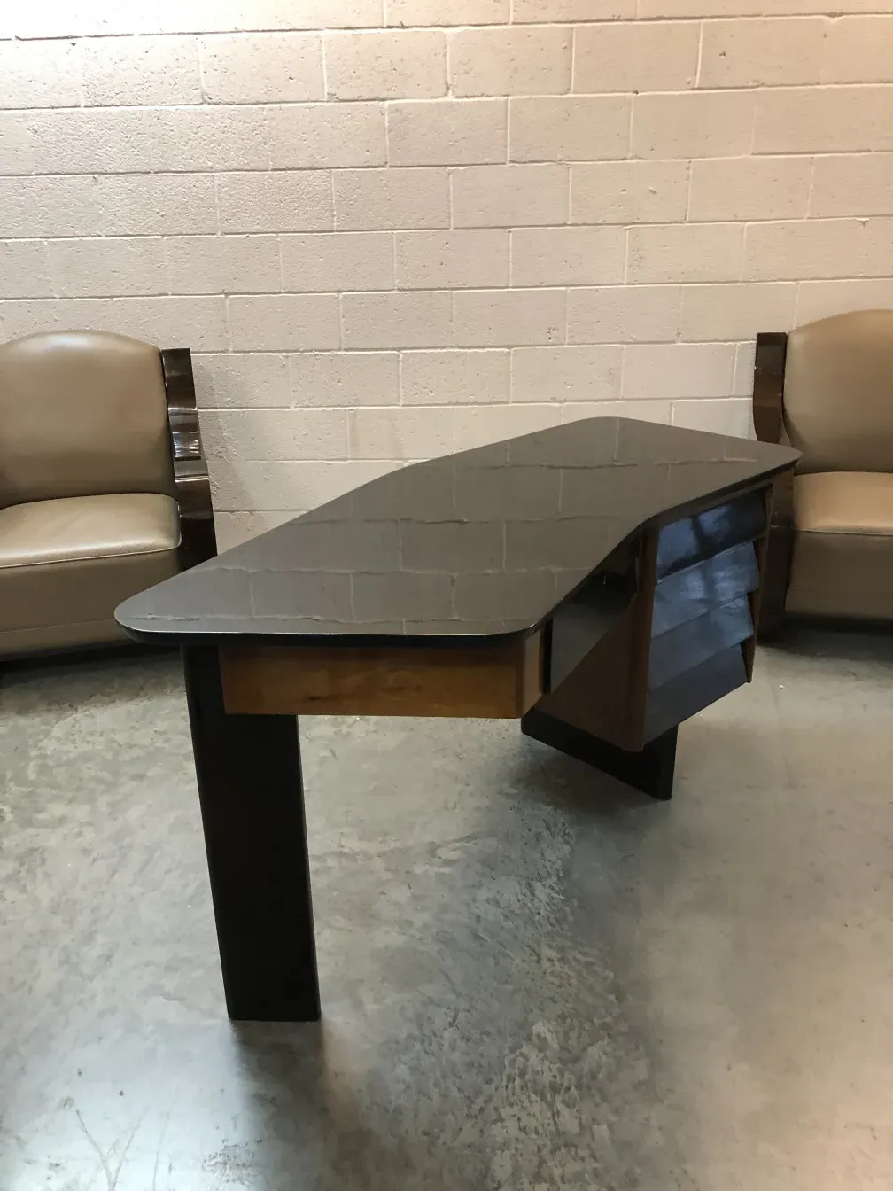 bureau ancien avec surface rectangulaire et pieds uniques