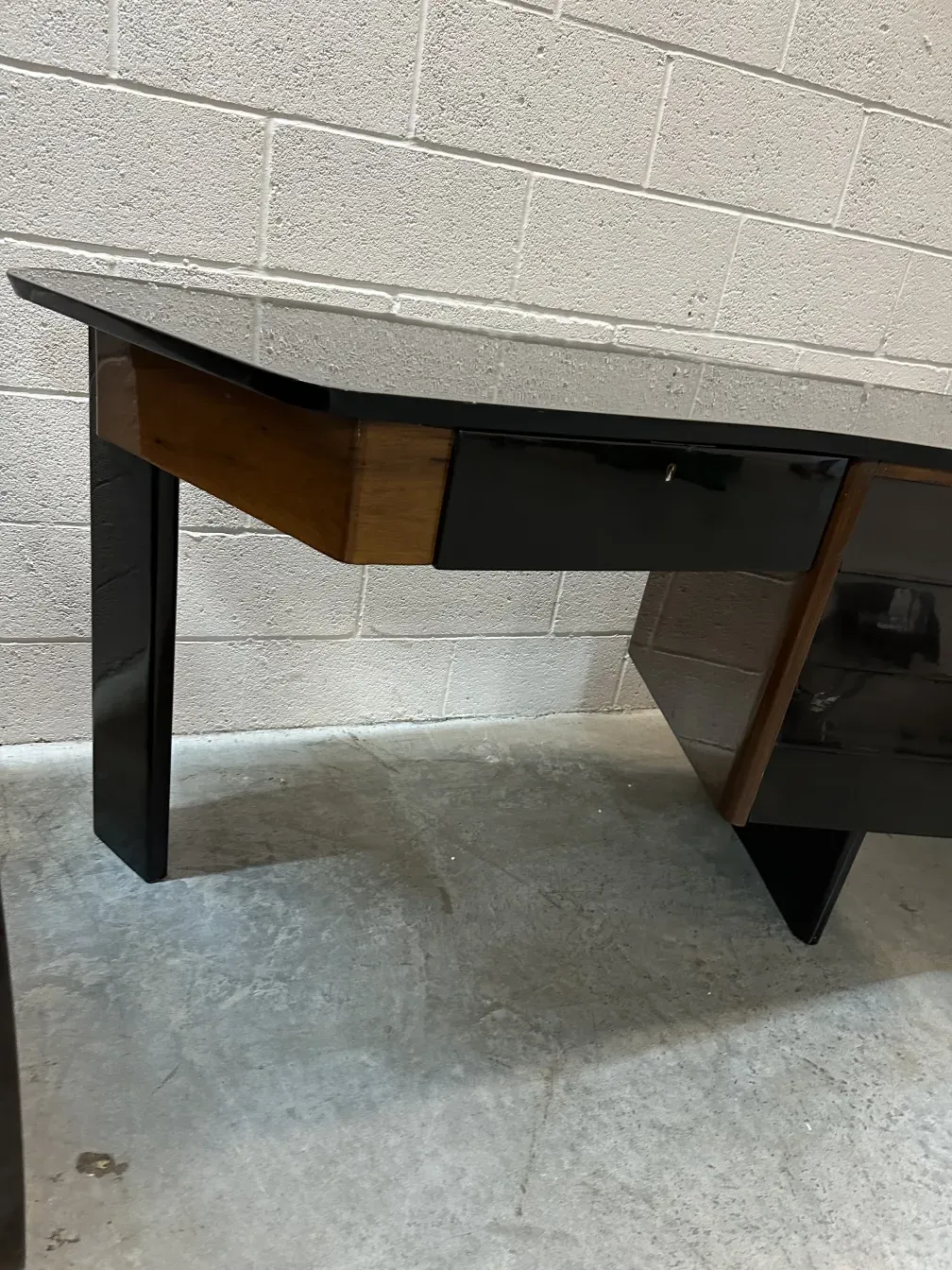 bureau ancien en noir et bois, avec un design élégant