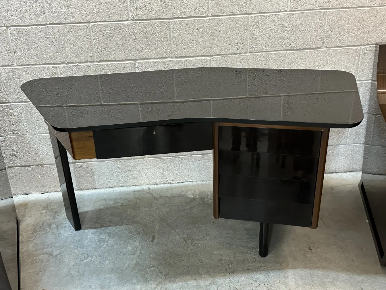 Bureau ancien avec un design unique et élégant, comportant des tiroirs et une finition distinctive.