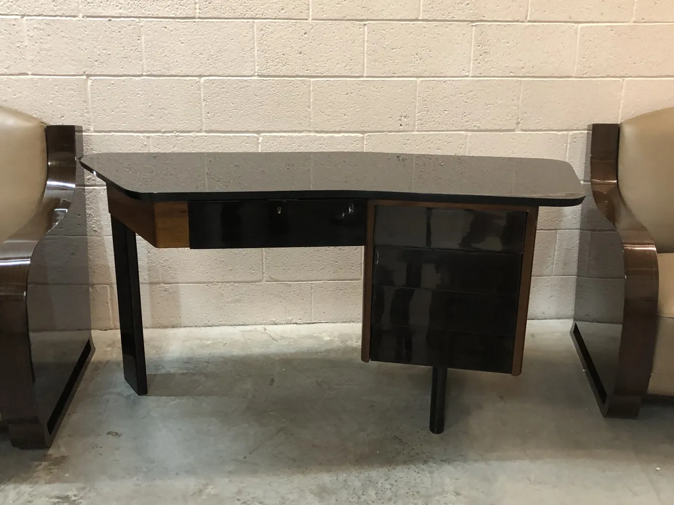 antiker Schreibtisch mit zwei Schubladen, einfacher Hintergrund, neutrale Umgebung