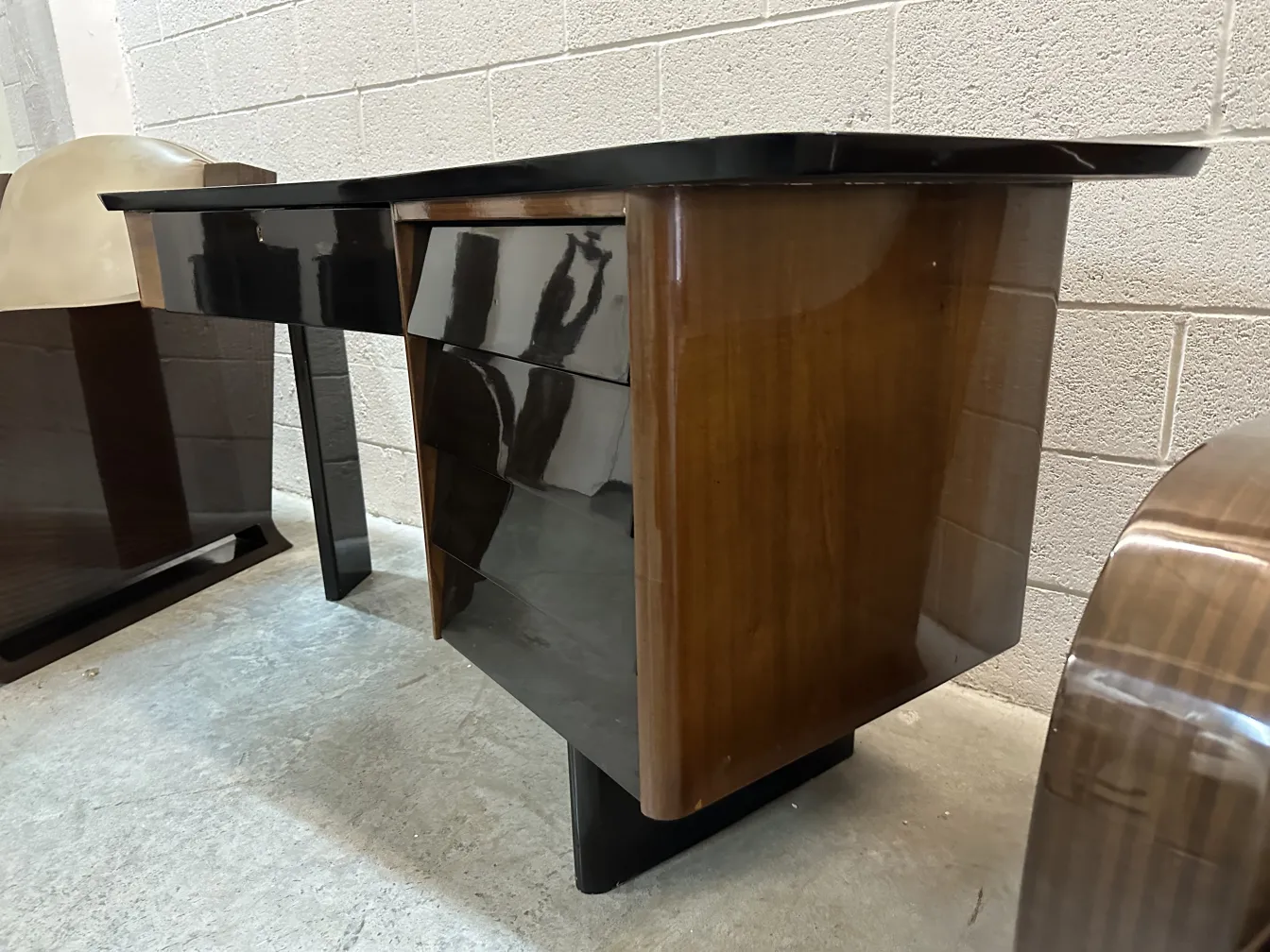 antiker Schreibtisch mit elegantem Design und glatter Oberfläche