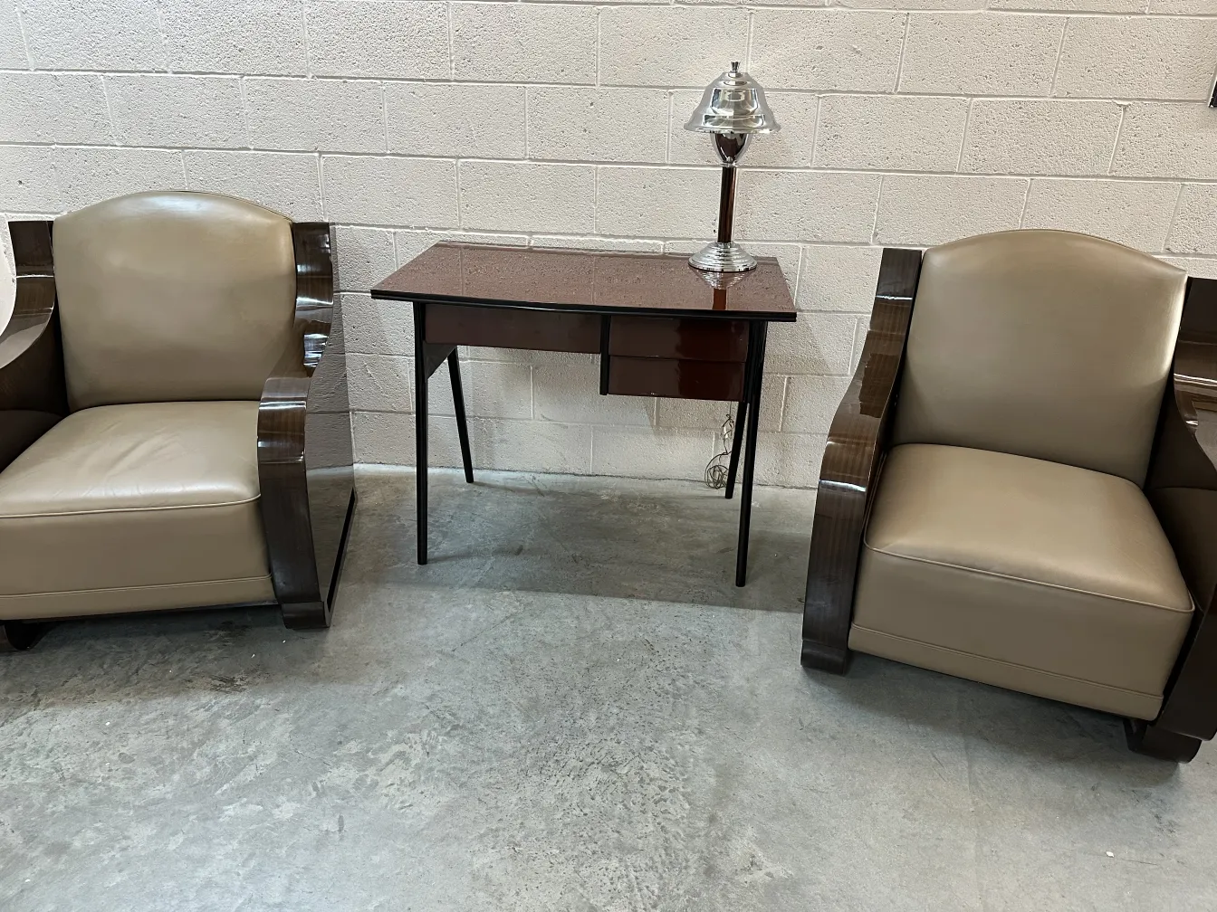 bureau ancien avec deux chaises dans un cadre confortable