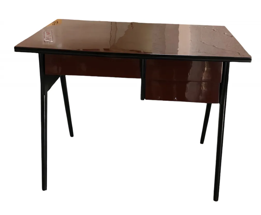 Vue d'un bureau ancien avec deux tiroirs, de couleur marron et jambes noires.