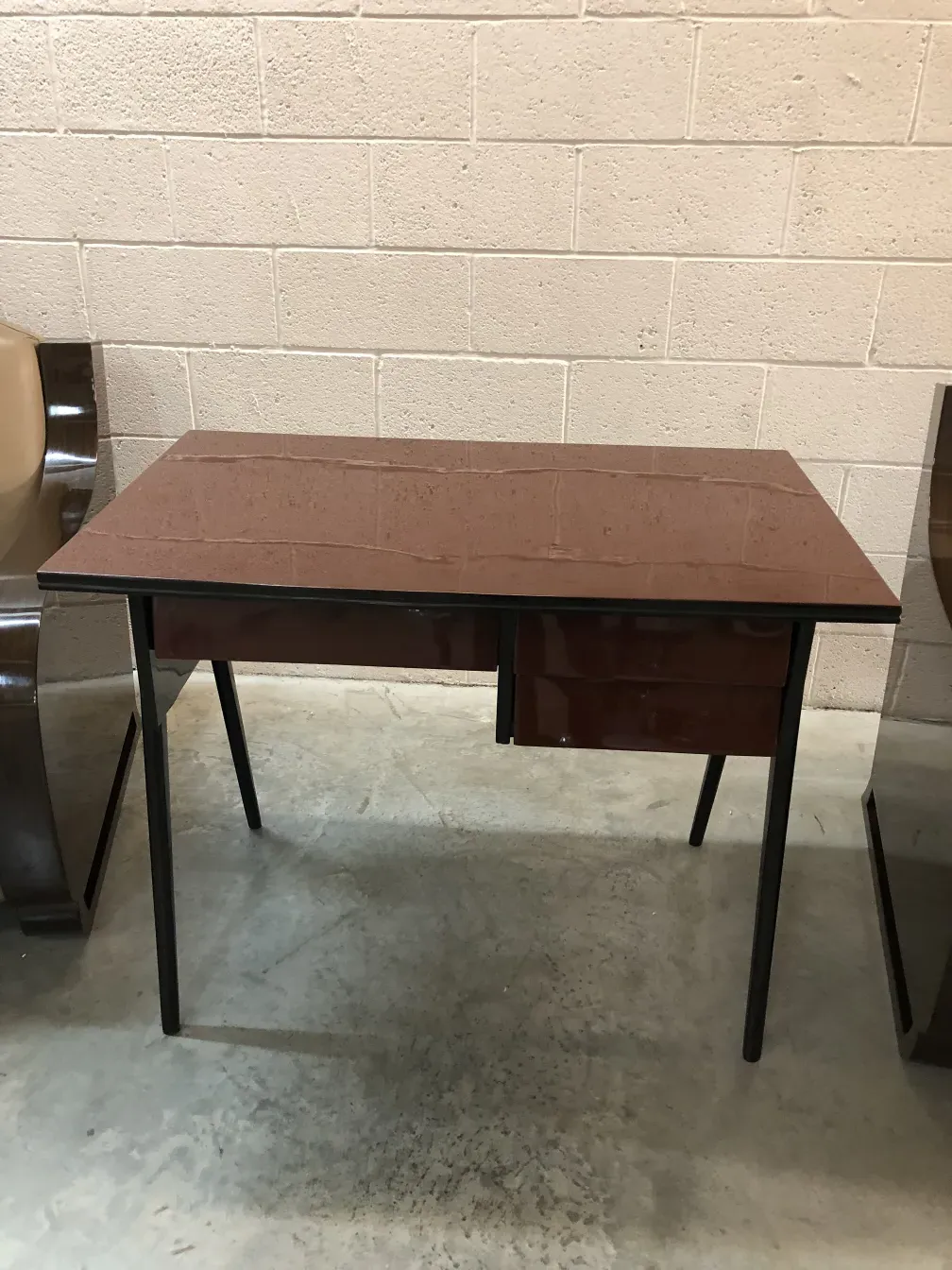 escritorio antigo, design simples, pernas pretas, ambiente neutro