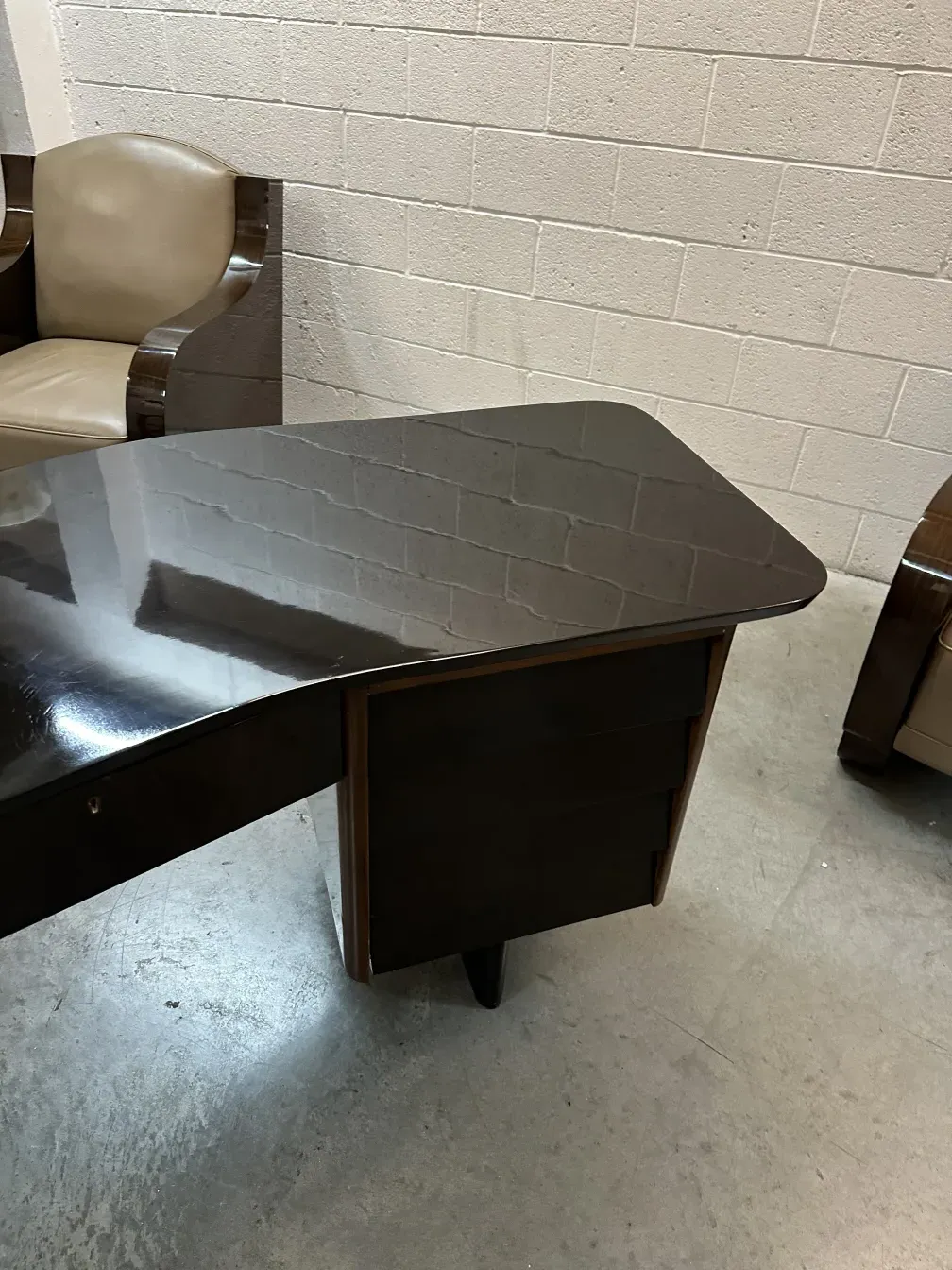 escritorio antiguo con patas elegantes y superficie brillante