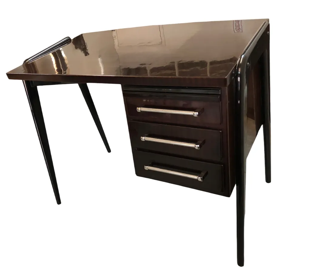 Bureau ancien avec une finition brillante et trois tiroirs