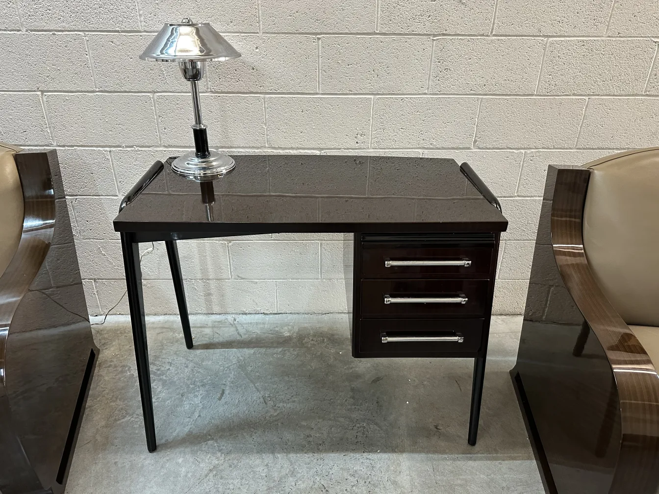 暗いアンティークデスクの上にクラシックランプ。