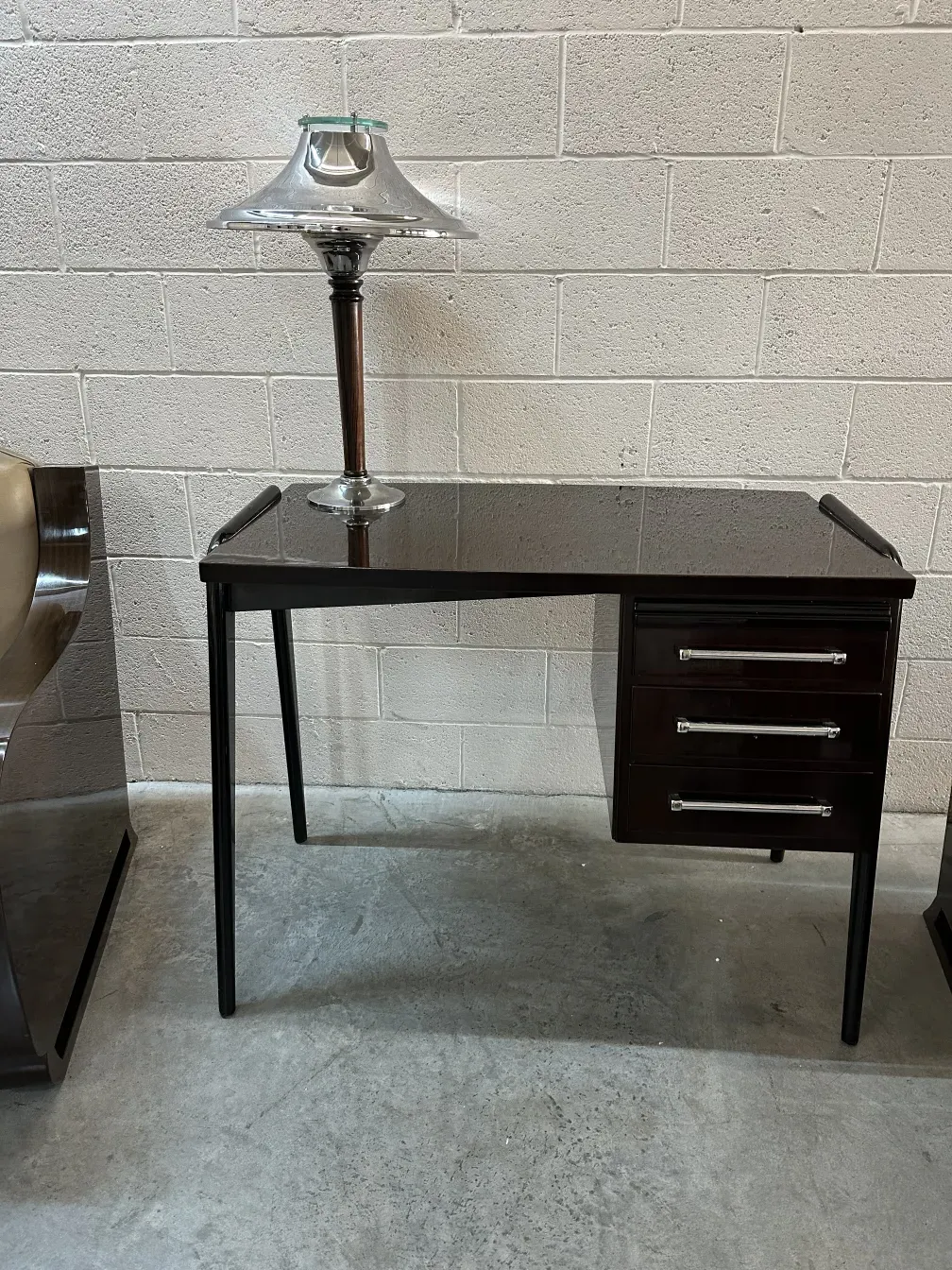 bureau ancien avec structure élégante et deux tiroirs